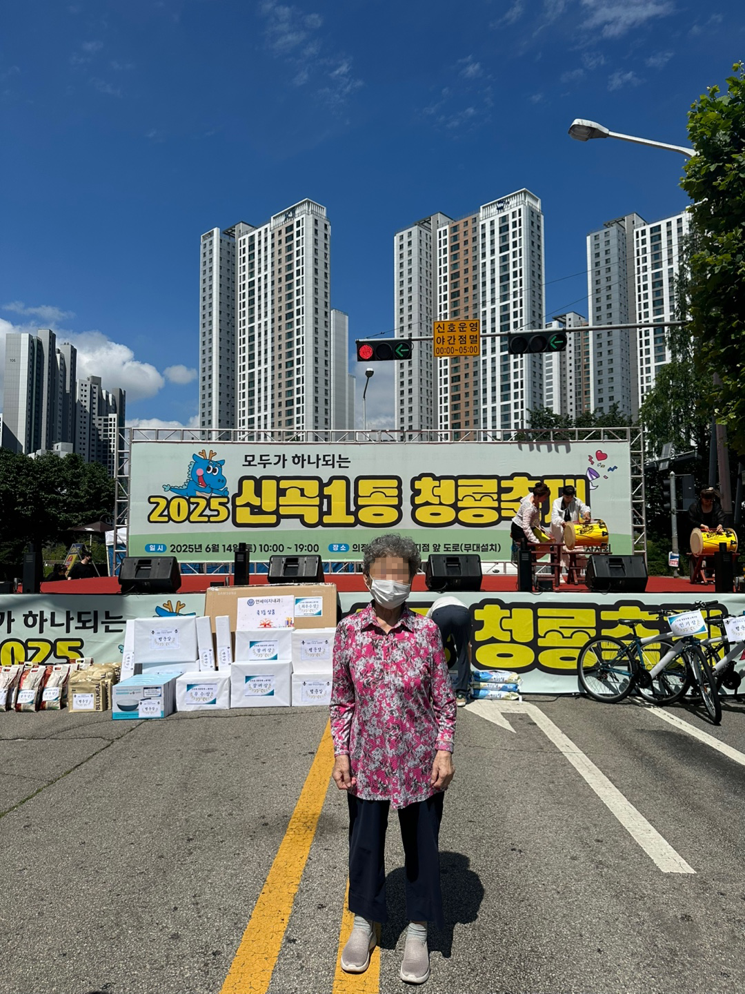 노래자랑 무대를 즐겁게 바라보는 어르신들